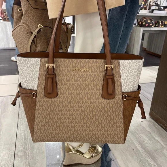 Michael Kors Voyager Lg Color-Block Signatur Logo Top Zip EW Shoulder Tote
Camel - Picture 5 of 16